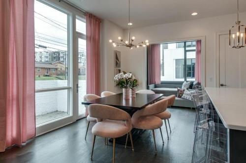 4 Connecting Condos - Sleeps 32 to 36 - Firepits - Garages - Rooftops decks - Great Views - Security in Nashville, USA