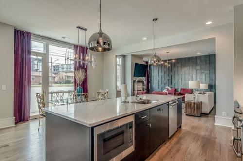Gulch modern 3 story condo, 2 car garage, rooftop fire pit, security, and view! in Nashville, USA