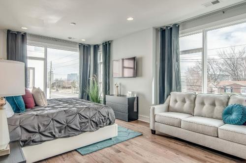 Gulch modern 3 story condo, 2 car garage, rooftop fire pit, security, and view! in Nashville, USA