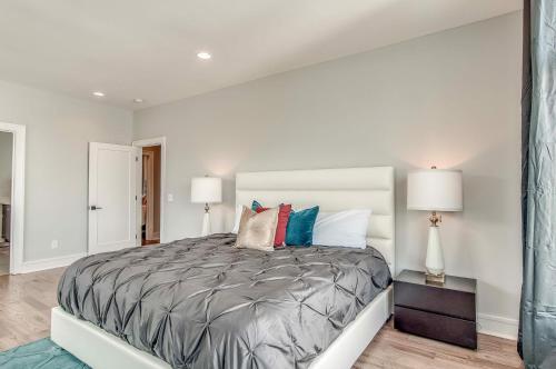 Gulch modern 3 story condo, 2 car garage, rooftop fire pit, security, and view! in Nashville, USA