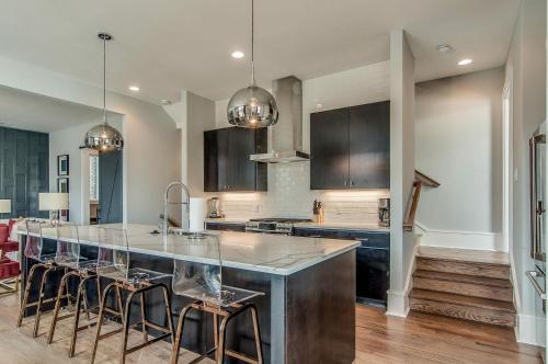 Gulch modern 3 story condo, 2 car garage, rooftop fire pit, security, and view! in Nashville, USA