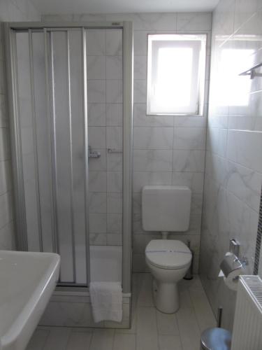 Hotel am Hauptbahnhof Room Type - Twin Room with Private Bathroom in Hallway