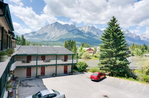 ทัศนียภาพภายนอกโรงแรม, The Drake Inn in แคนมอร์ (AB)