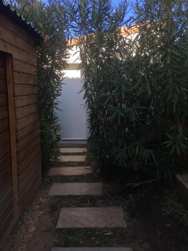 Chambre studio indépendante au calme vue sur piscine