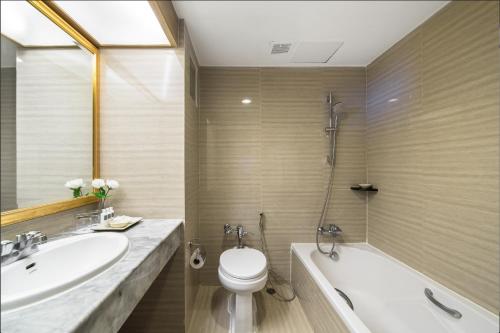 Superior Twin Room with City View image 4