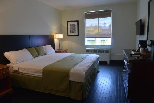 Hotel at the Waldorf - image 5