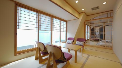 Deluxe Family Room image 10