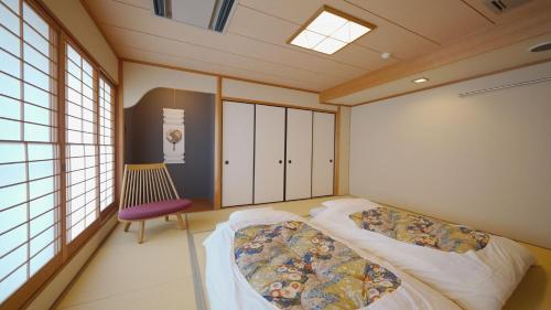 Deluxe Family Room image 9
