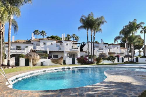  Cosy Casa with Pool, Pension in Estepona