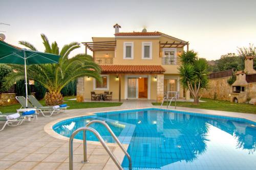 Private-Family Gerani Elessa villa with a garden & swimming pool - Location, gîte - Yeránion