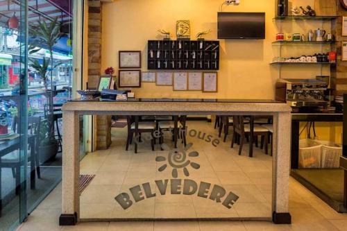 Room in Guest room - Guesthouse Belvedere - Only minutes from Patong Beach, delightful room for 2