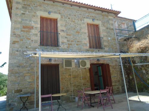 Loutsa Giota's stone house gîte à louer Kaplánion