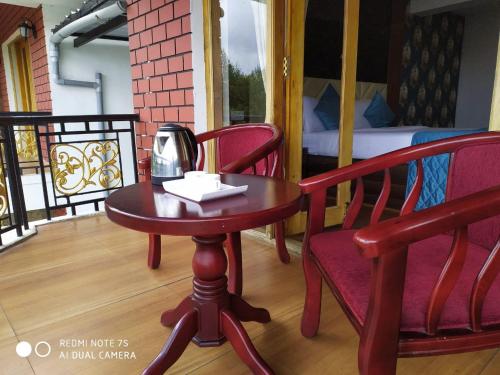 Deluxe Double Room with Balcony image 9