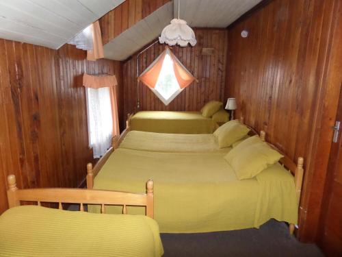 2 bedrooms, 5 beds