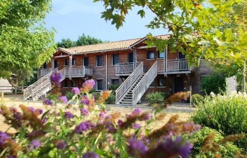 Bel appartement cosy dans résidence avec piscine 5 minutes plage