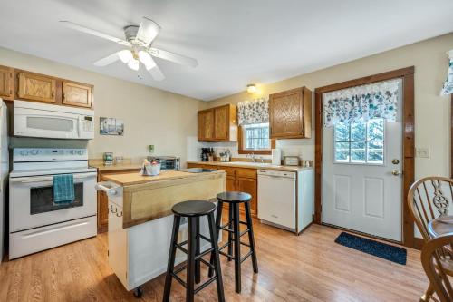 Cozy Bungalow Just Minutes from Mystic, Westerly Beaches, Boating and Casinos! bungalow in Groton (CT)