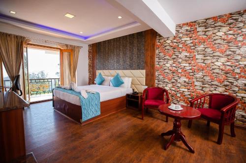 Deluxe Double Room with Balcony image 10