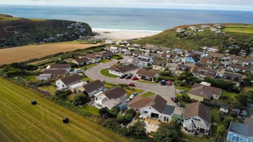 Cosy Hideaway With Sea Views And Private Garden, Porthtowan, Cornwall