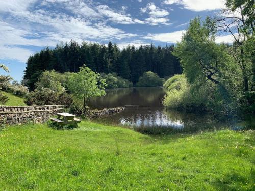 Lingkungan sekitar, The Stables at Pentregaer Ucha, tennis court & lake in Oswestry