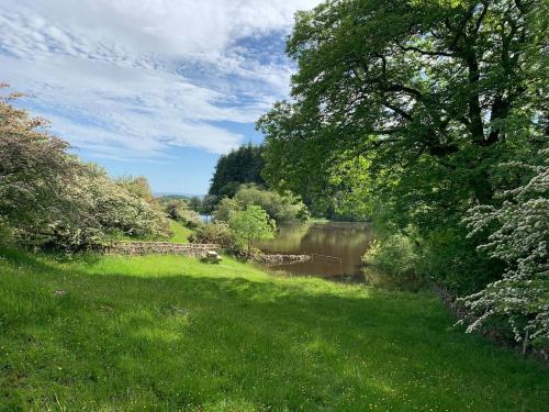 Lingkungan sekitar, The Stables at Pentregaer Ucha, tennis court & lake in Oswestry