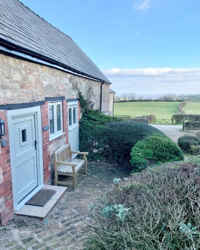 The Stables at Pentregaer Ucha, tennis court & lake, Oswestry (fotografie 8)
