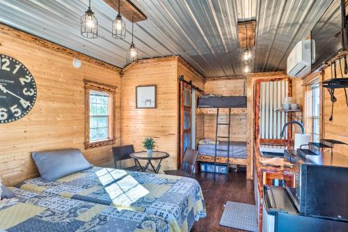 Sunny Catfish Cabin with Views of Toledo Bend in Alliance, USA