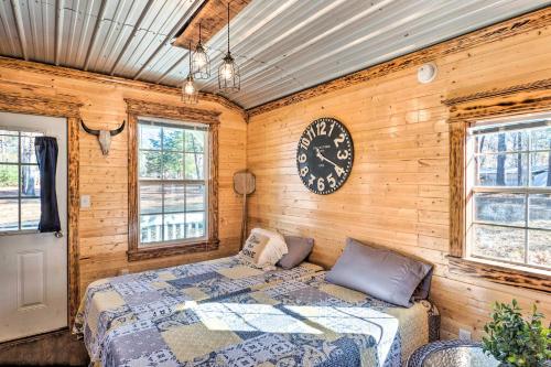 Sunny Catfish Cabin with Views of Toledo Bend in Alliance, USA