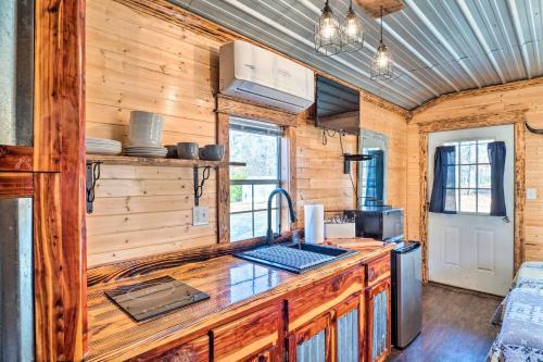Sunny Catfish Cabin with Views of Toledo Bend in Alliance, USA