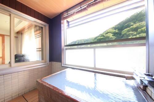 2 twin beds, 3 futon beds