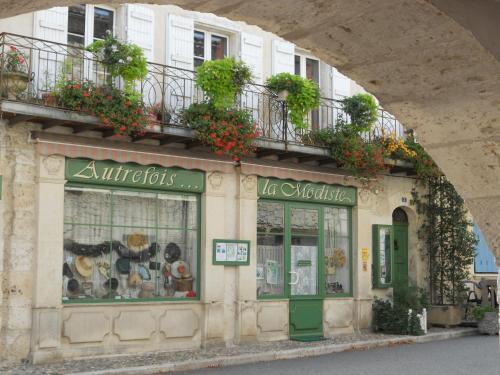 Ieeja, Autrefois La Modiste in Saint-Clar