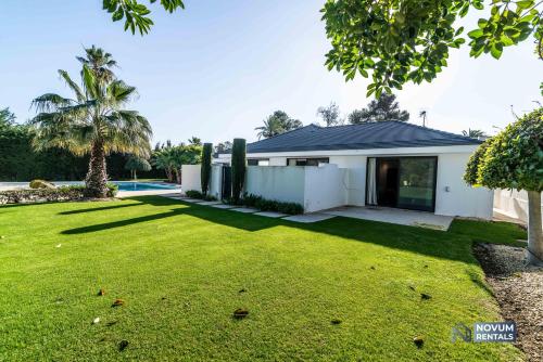  6-BDRM Luxury Villa - Pool, Huge Plot, 500m from the Beach in Marbella