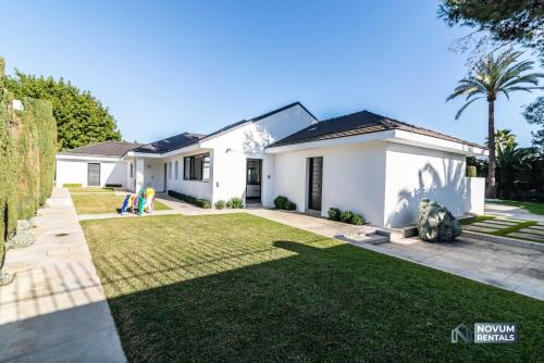  6-BDRM Luxury Villa - Pool, Huge Plot, 500m from the Beach in Marbella