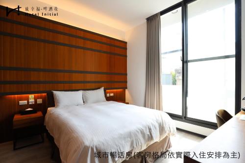 Superior Double Room with Balcony image 10