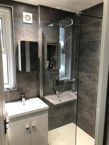 Entire spacious 4 bedroom apartment in Bournemouth