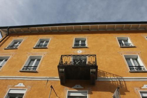 Casa Gialla, Russo