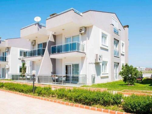 ANTALYA Oteller bolgesinde site icinde villa