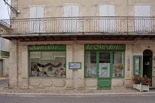Ieeja, Autrefois La Modiste in Saint-Clar