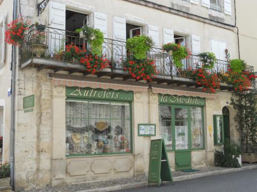 Ieeja, Autrefois La Modiste in Saint-Clar