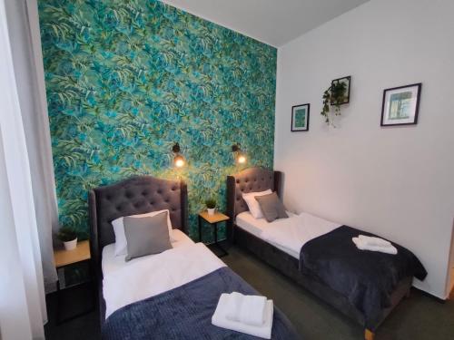 Standard Twin Room image 9