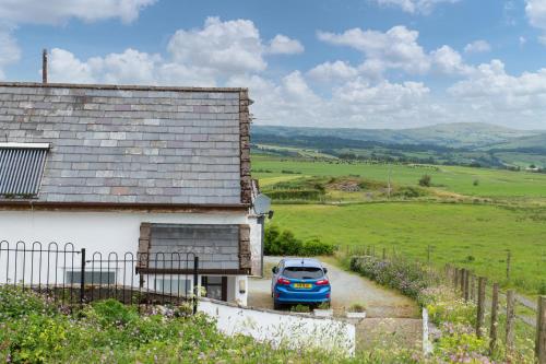 Summer Cottage located in rural Welsh Countryside, beautiful mountain views, Ideal for Snowdonia wal in เกบเทอร์ริน