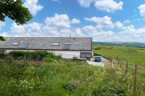 Summer Cottage located in rural Welsh Countryside, beautiful mountain views, Ideal for Snowdonia walkers