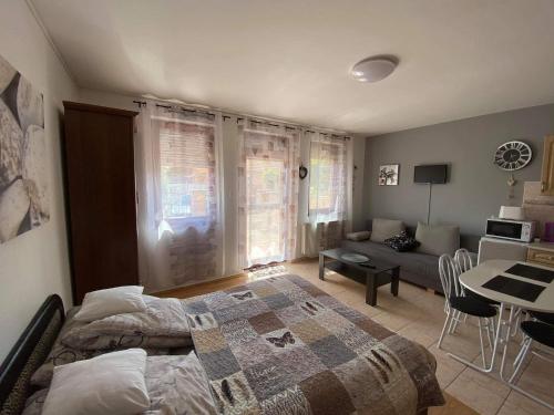 Hellasz Apartman – khách sạn tại Kastelykert