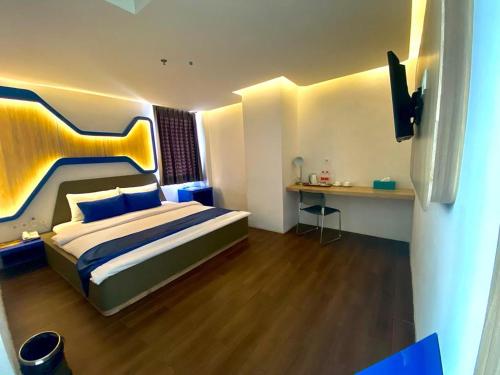 . Golden Palace Hotel