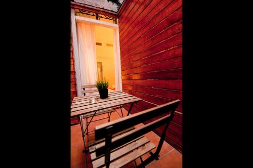 Hostal Live Barcelona - image 2