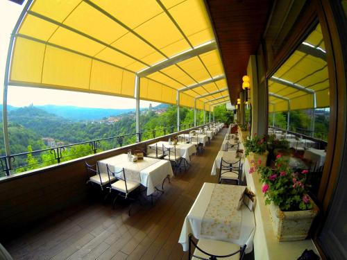 Yantra Grand Hotel - image 8