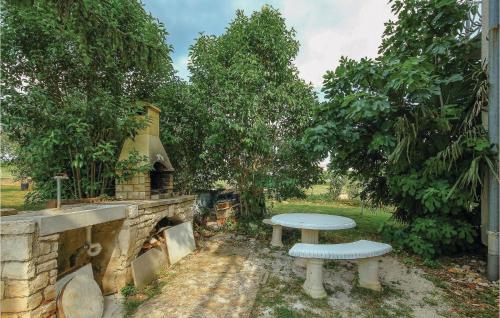 Kert, Beautiful Apartment In Umag With Wifi in Lovrecica