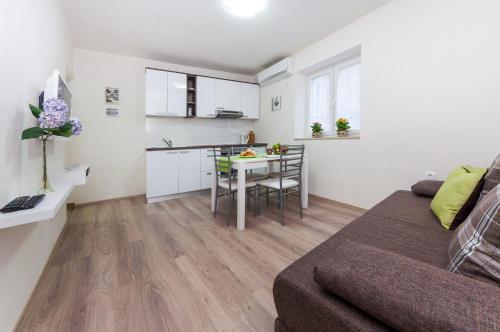  Apartment Stomorica, Pension in Zadar