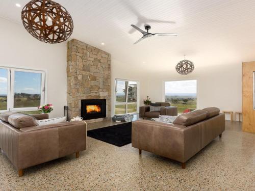 On A Hill - modern country home near Braidwood in Tomboye
