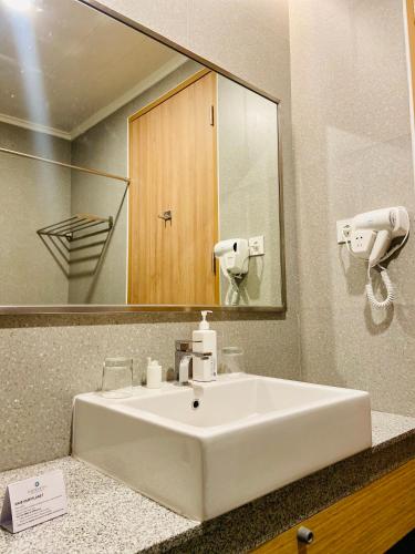Kambaniru Beach Hotel & Resort Room Type - Suite with Garden View Kambaniru Beach Hotel & Resort Room Type - Suite with Garden View