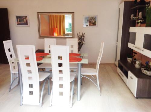 2 bedrooms, 7 beds